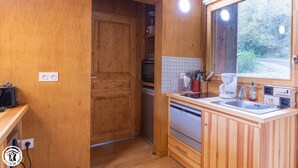 Private kitchen - Sorbier - Larodde - Cabane sur Pilotis (LARODDE)