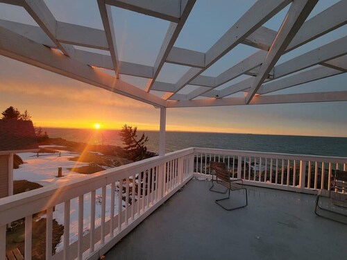 Chalet douillet avec foyer, directement sur le bord du fleuve, à 15 min du Bic !