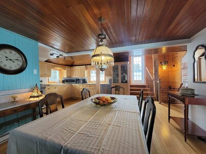 Chalet douillet avec foyer, directement sur le bord du fleuve, à 15 min du Bic !