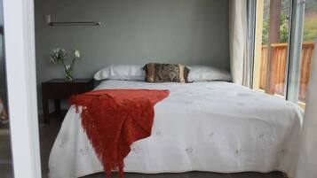 5 bedrooms, WiFi, bed sheets