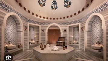 Een stoombad, hotstone-massages, diepe bindweefselmassages