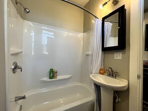Shower, hair dryer, towels - Walk to Mount Carmel | Pet Friendly (Columbus)