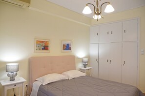 2 quartos, escrivaninha, ferros/tábuas de passar roupa