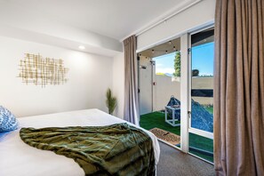 2 habitaciones, tabla de planchar con plancha y cuna de viaje 