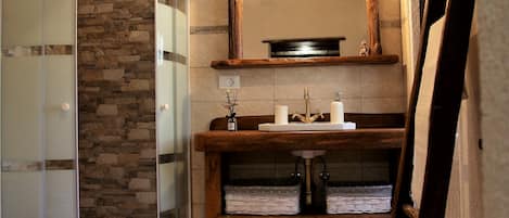 Douche, sĂšche-cheveux, bidet, serviettes fournies