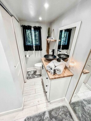 Een douche, een haardroger, handdoeken, zeep