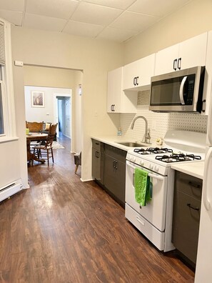 Microwave, oven, stovetop - Jersey City Condo, 20 minutes to NYC. Near MetLife Stadium American Dream Mall (Jersey City)