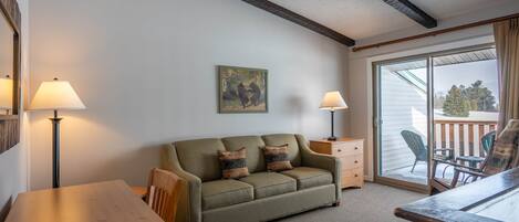 Una Smart TV, una chimenea, libros, una videoteca
