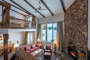 Una Smart TV, una chimenea, libros, una videoteca