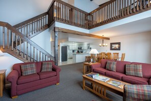 Smart-TV, peis, DVD-spiller og bøker