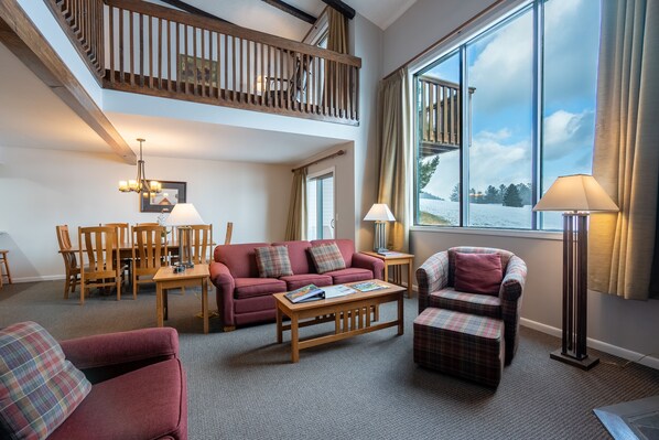 Smart TV, chimenea, reproductor de DVD y libros 