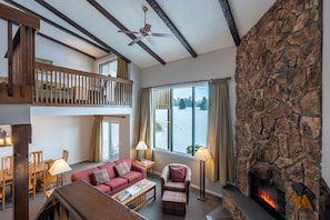 Smart TV, fireplace, DVD player, books - Iroquois Lodge u7 - Walk to Main st./Mountain View (Lake Placid)