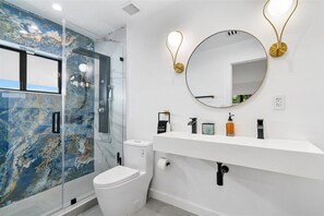 Hair dryer, towels, soap, toilet paper - Relax and Unwind Poolside Escape (Miami)