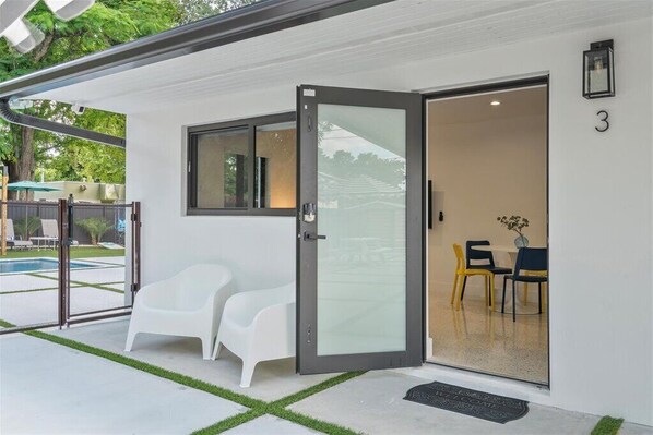 Outdoor dining - Relax and Unwind Poolside Escape (Miami)