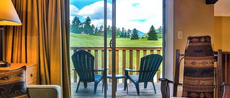 Smart-TV, Kamin, DVD-Player, Bücher