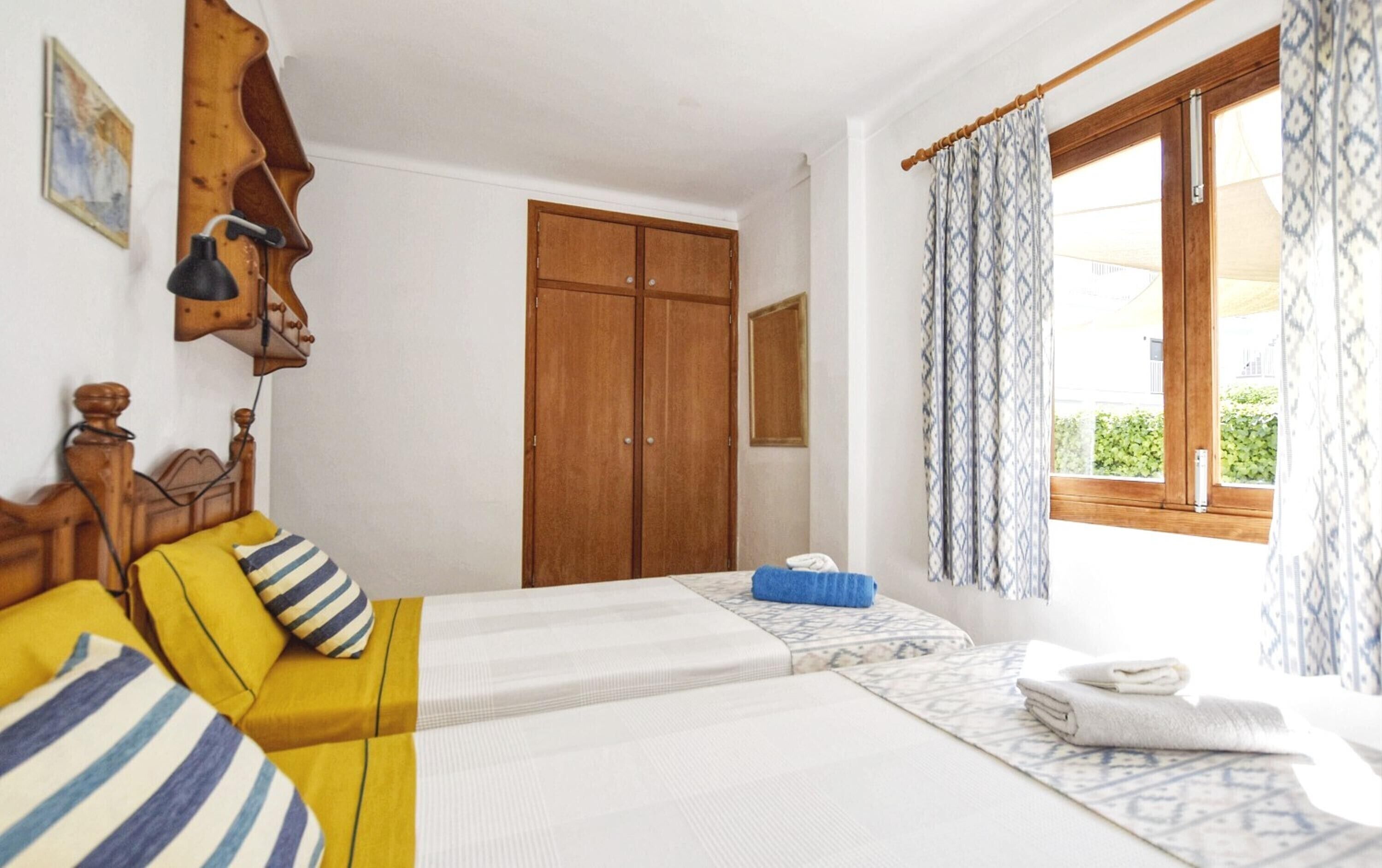 3 bedrooms, iron/ironing board, WiFi (free), bed sheets