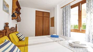 3 bedrooms, iron/ironing board, WiFi (free), bed sheets
