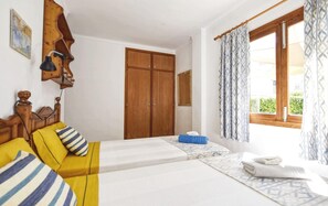3 bedrooms, iron/ironing board, WiFi (free), bed sheets