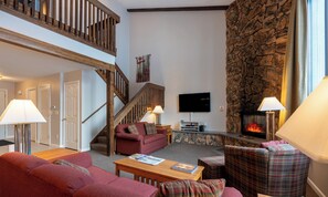 Smart-TV, Kamin, Bücher, Videothek