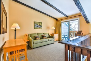 Smart TV, fireplace, DVD player, books - Saddleback Lodge u29 - Walk to Main Street/Arena (Lake Placid)