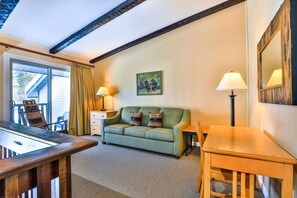 Télévision, cheminée, lecteur de DVD, vidéothèque