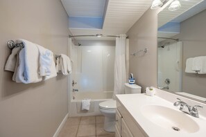 Hair dryer, towels, soap, shampoo - Cascade Lodge u34 - Walk to Village Main Street (Lake Placid)