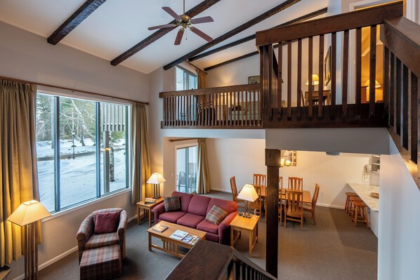 Smart-TV, peis, DVD-spiller og bøker