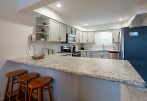 Fridge, microwave, oven, stovetop - Mt. Jo Lodge u37- Stay in the heart of Lake Placid (Lake Placid)