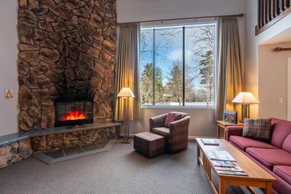 Smart TV, fireplace, DVD player, books - Mt. Jo Lodge u37- Stay in the heart of Lake Placid (Lake Placid)