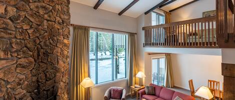 Smart-TV, Kamin, DVD-Player, Bücher