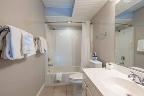 Secadora de cabello, toallas, jabón, papel de baño 