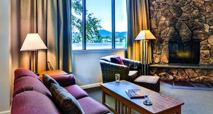 Wolf Jaw Lodge u64 - Lake Views + Main Street