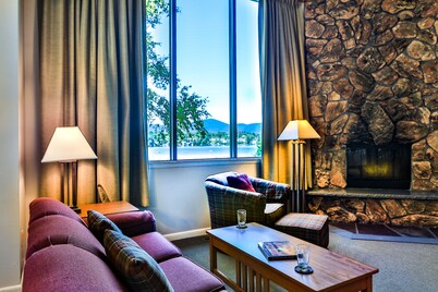 Wolf Jaw Lodge u64 - Lake Views + Main Street