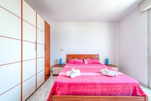 2 quartos, ferros/tábuas de passar roupa, Wi-Fi de cortesia