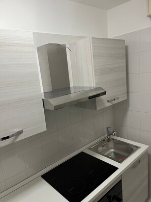 Geladeira, micro-ondas, fogão, cooktop