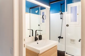 Douche, sĂšche-cheveux, serviettes fournies, savon