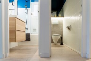 Douche, séchoir à cheveux, serviettes fournies, savon