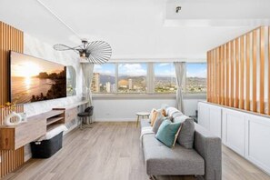 TV - NEWLY Remodeled | Upscale Design | Central Waikiki (Honolulu)