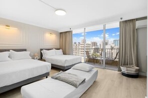 2 habitaciones, escritorio y tabla de planchar con plancha 