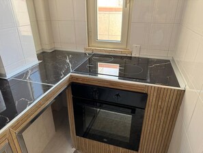 Frigorifero, microonde, forno, piano cottura