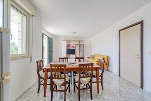 Dining - Apartment 'Paola' with Private Terrace and Air Conditioning (san pietro in bevagna)