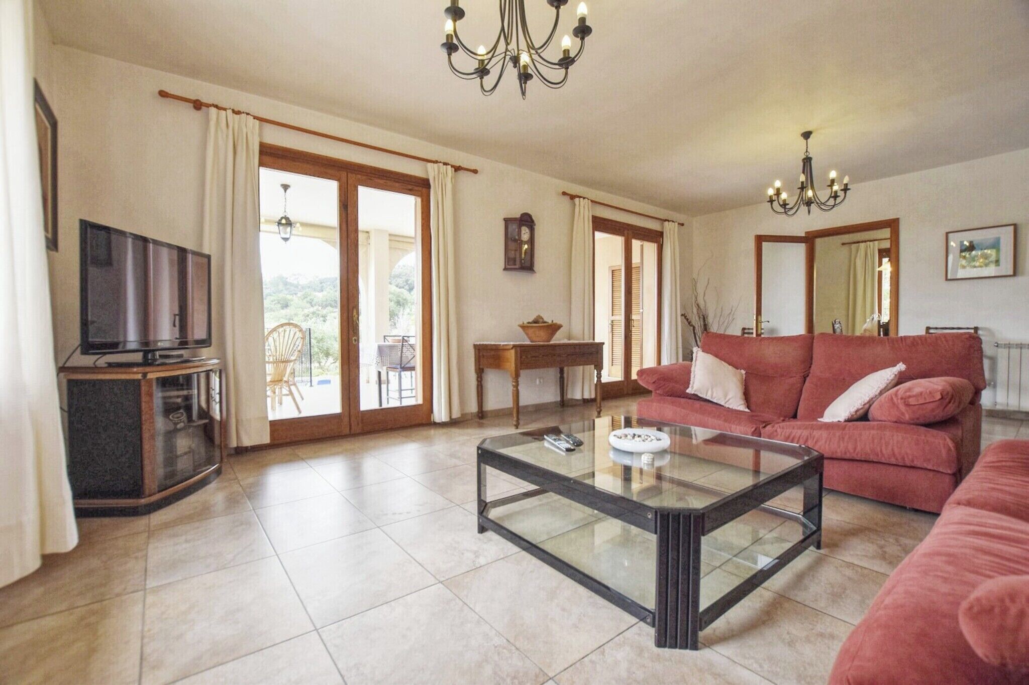 Een televisie en een tafeltennistafel