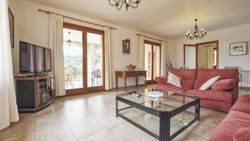 Een televisie en een tafeltennistafel