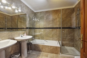 Dusche, Haartrockner, Handtücher