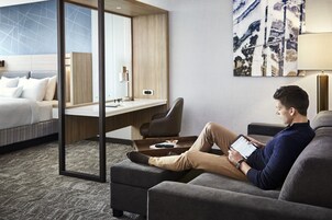 Caja de seguridad en la habitación y escritorio 