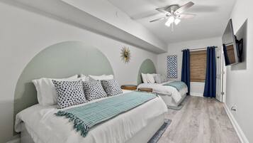 4 dormitorios, escritorio, tabla de planchar con plancha y cuna de viaje