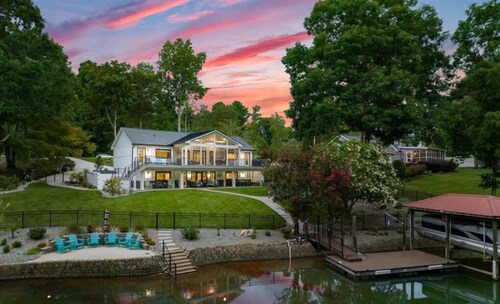 Lake Norman waterfront home- views, fire pit, fenced in yard! Great for families