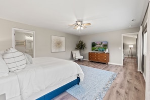 4 bedrooms, desk, iron/ironing board, travel crib