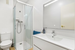 Douche, sèche-cheveux, serviettes fournies