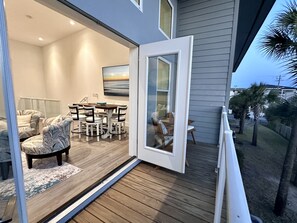 屋外ダイニングエリア